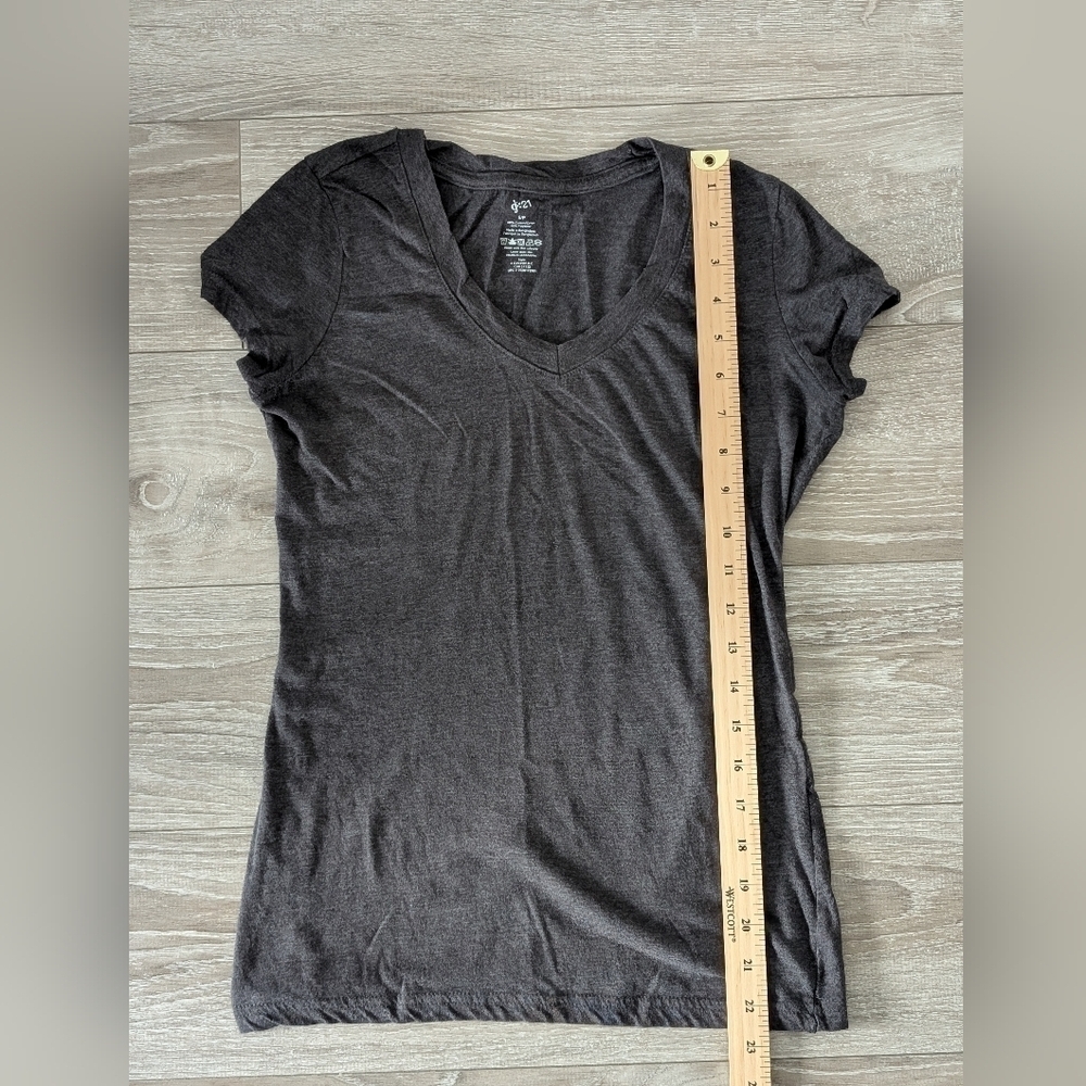 G 21 Woman's Gray T-Shirt Size Small - Picture 2 of 5